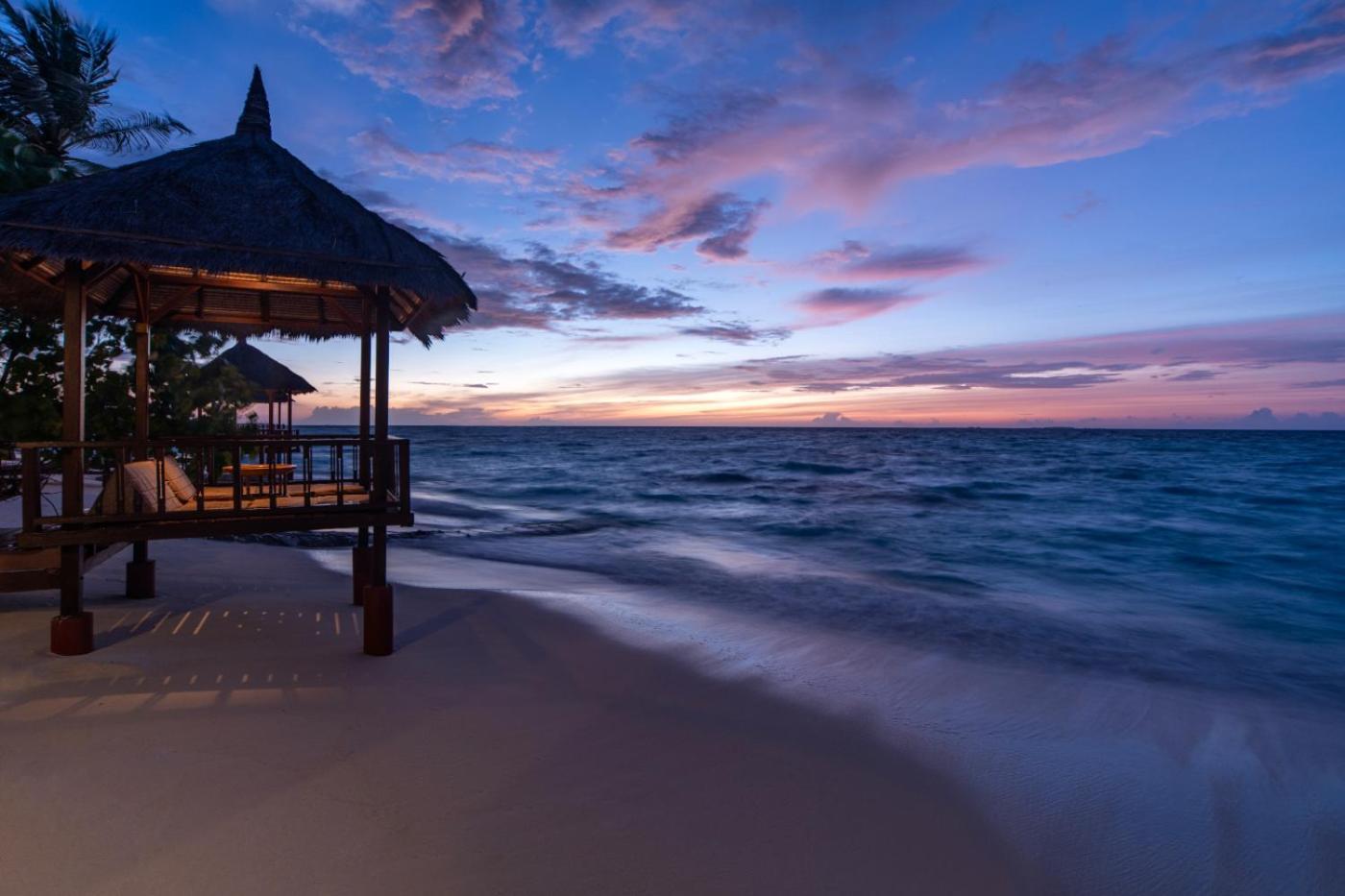 Banyan Tree Vabbinfaru Hotel Male Exterior photo